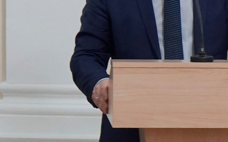 Заместителя главы администрации Почепского района наказали рублем за медлительность