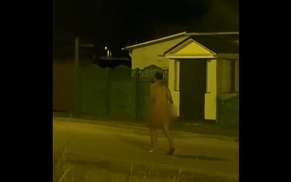 В брянском поселке Октябрьский заметили шагающего по улице голого мужчину
