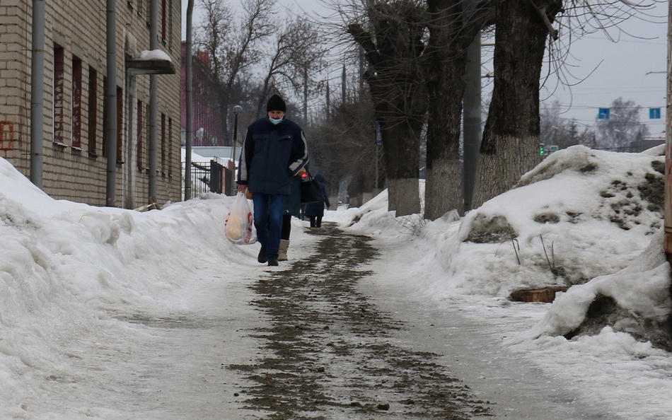 В Брянске из-за ледяного дождя дороги и тротуары превратились в опасный каток