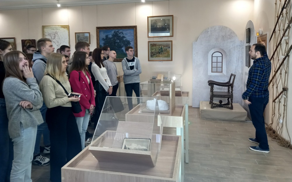 В краеведческом музее брянским студентам рассказали об эпохе Петра I