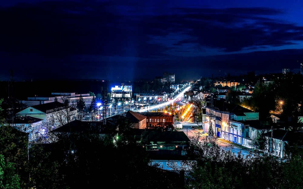 Павел Стрельцов поделился фотографиями сверкающего вечерними огнями Брянска