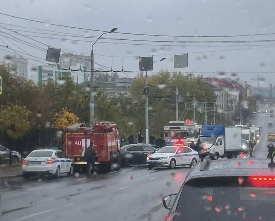 В центре Брянска возле ЦУМа случилось серьезное ДТП