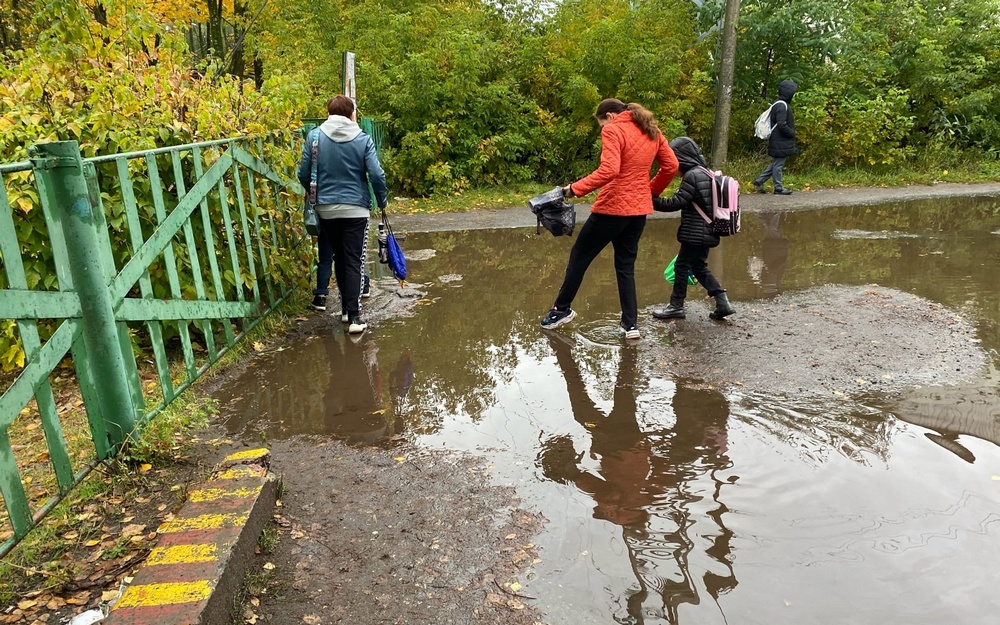 В Брянске дорога к школе №58 ушла под воду