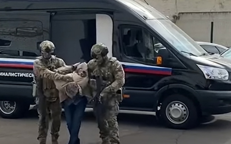 Государственный телеканал «Россия 1» показал сюжет о задержании в Брянске украинского диверсанта сотрудниками ФСБ