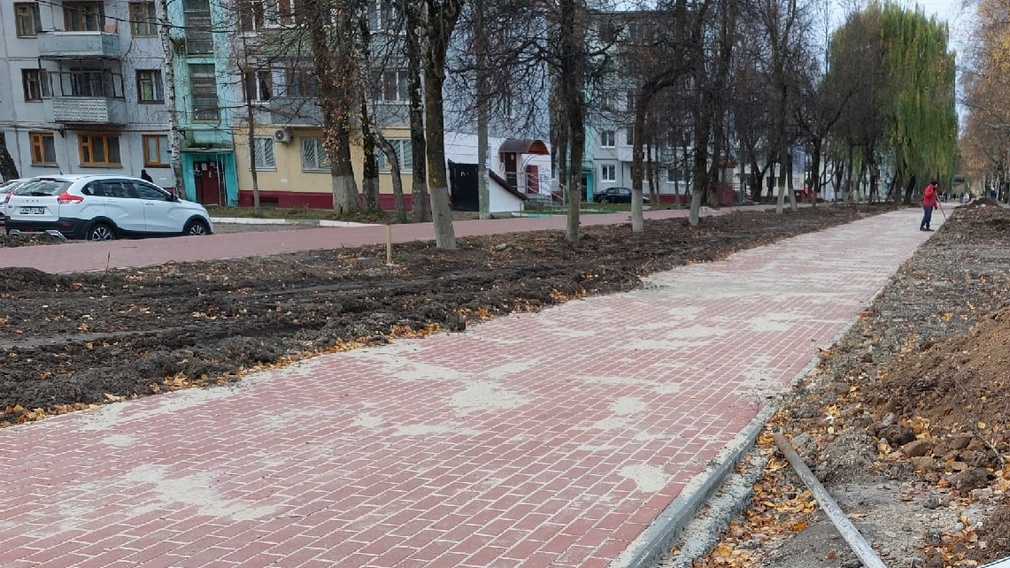 На улице Крахмалева в Брянске ремонтируют тротуар