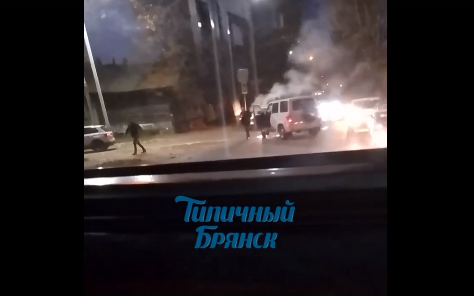 В Брянске вечером 13 октября на Урицкого загорелся автомобиль УАЗ Патриот