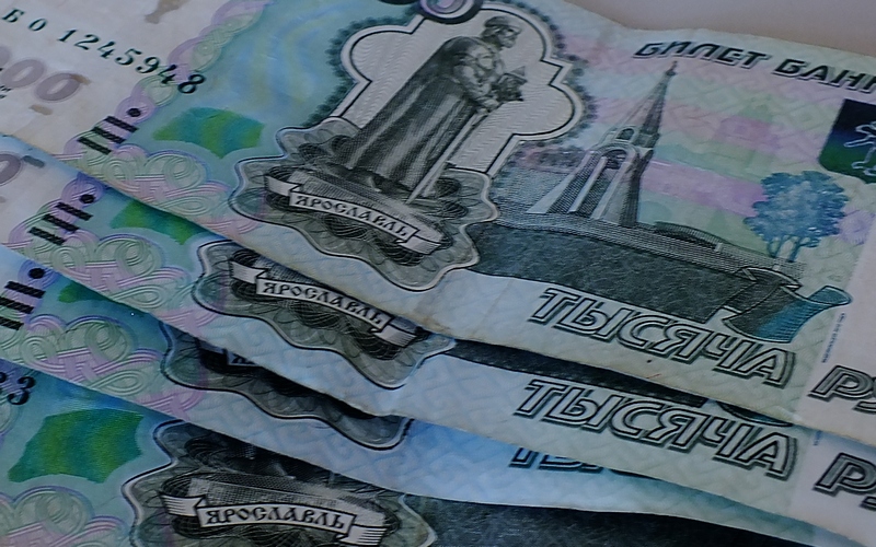 Депутат из Унечи похитила забытые незнакомкой в банкомате деньги