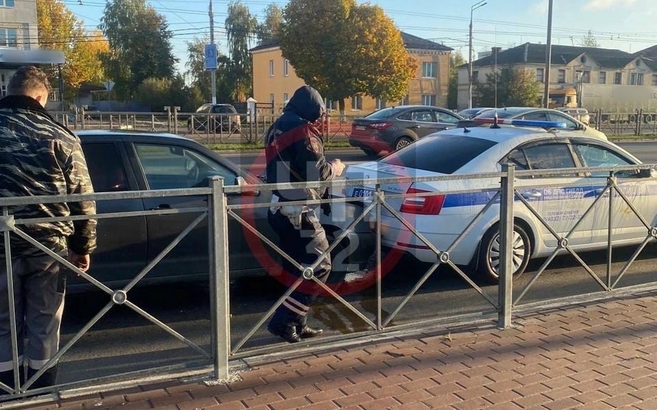 В Брянске автомобилист врезался в машину ДПС