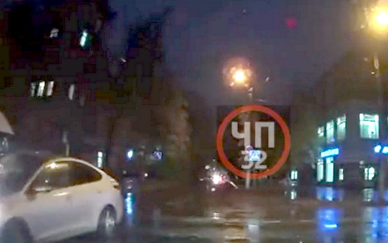 В Брянске попало на видео, как маршрутное такси протаранило легковушку