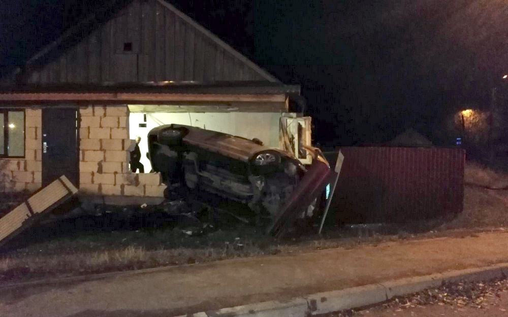 Пьяный подросток на чужой машине ночью разрушил дом в Большом Полпине