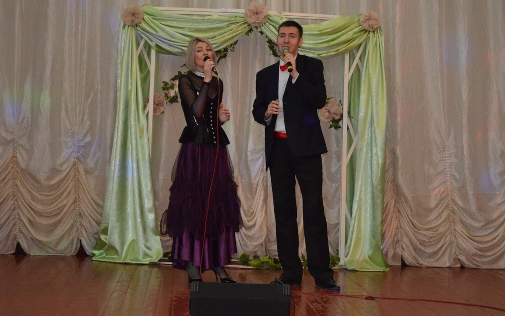 Брянская певица Сергия дала благотворительный концерт в Дарковичском доме-интернате