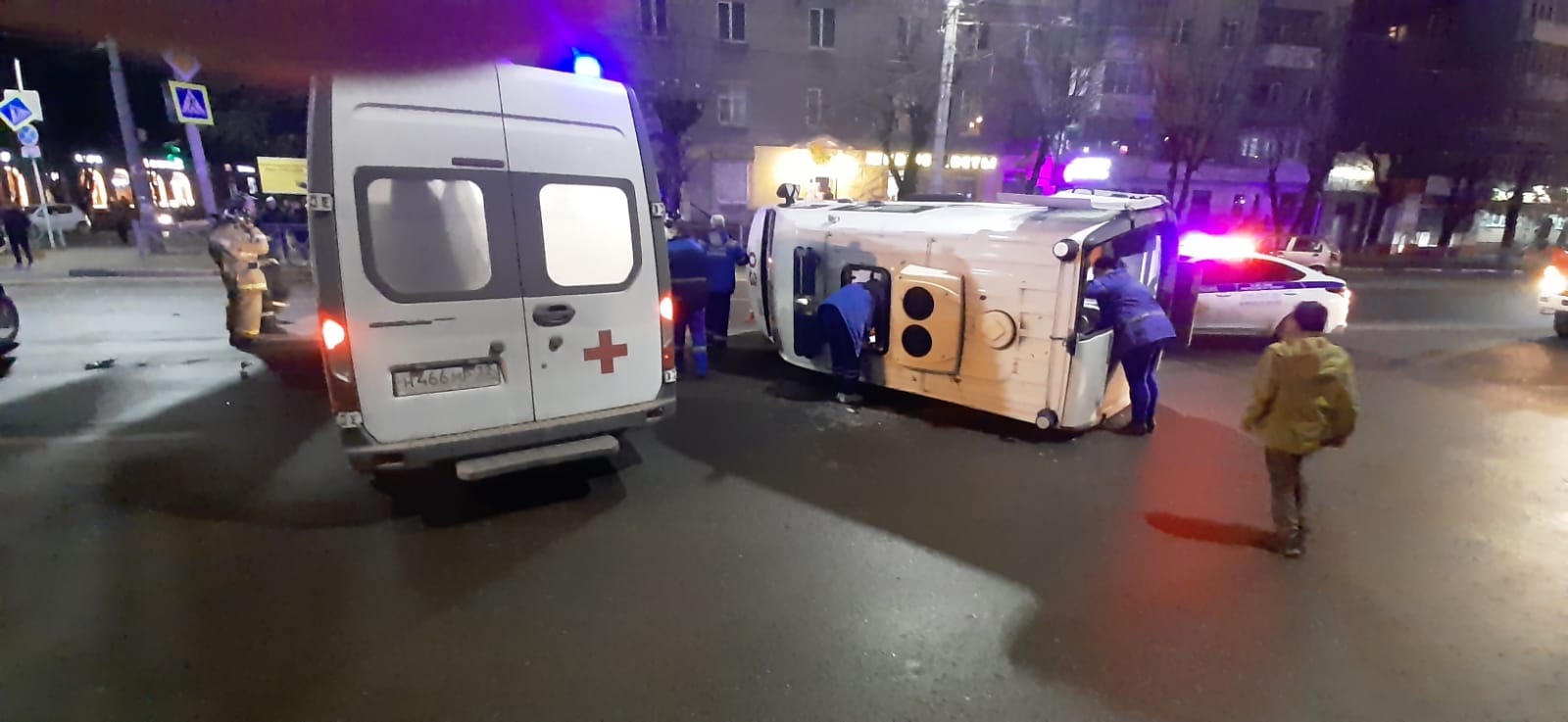 Возле ТЦ «Бум-Сити» в Брянске перевернулась карета скорой помощи