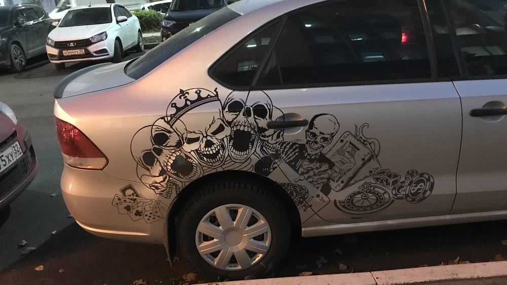 В Брянске появились автомобили с изображением черепов