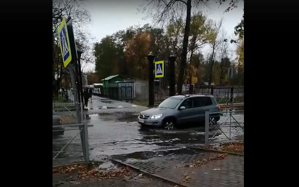 В Брянске исчез под водой пешеходный переход на улице Дзержинского