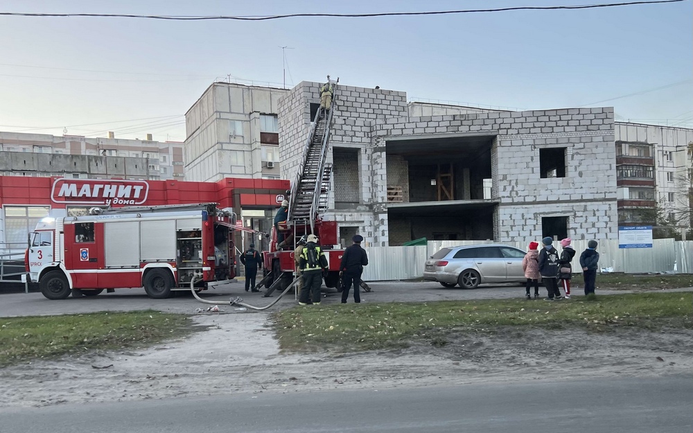 В Брянске на Белорусской случился пожар в недостроенном магазине