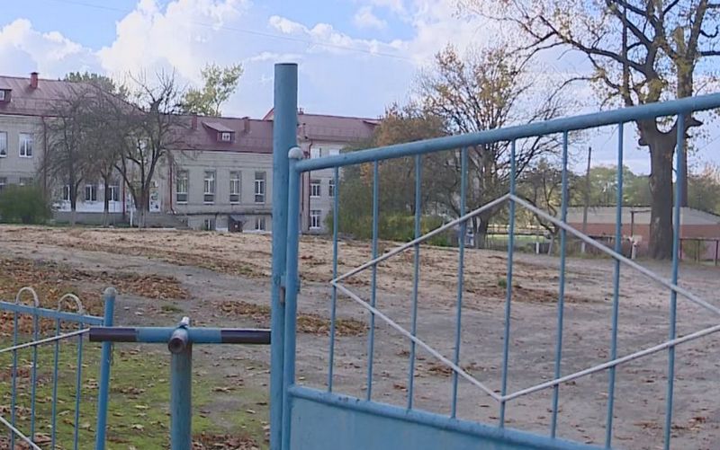 В брянском Вышкове укрепят школу, рискующую уйти под землю