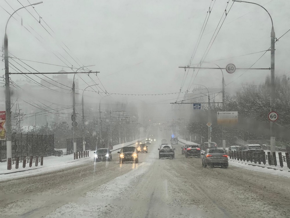 Более 100 машин подготовили в Брянске к борьбе со снегом, но они не доехали до проспекта Ленина