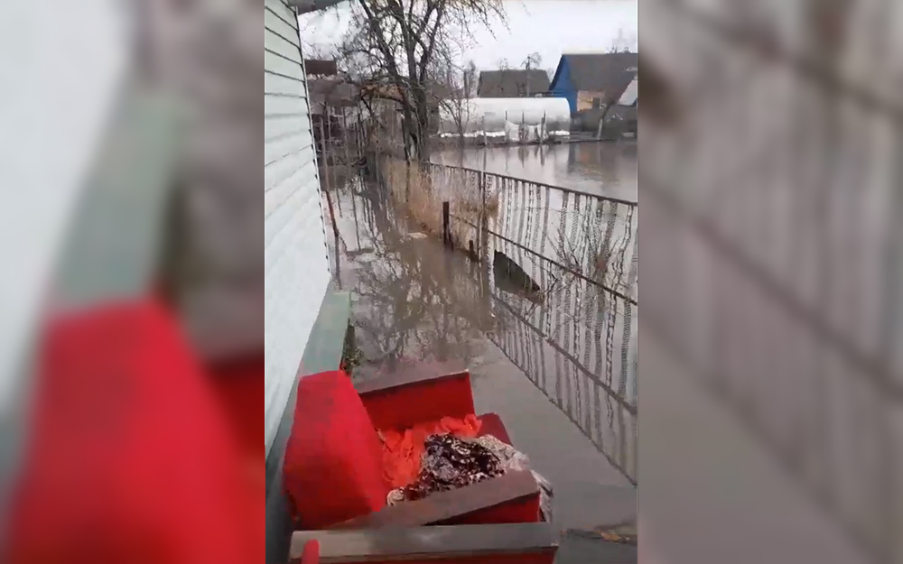 В Брянске затопило частный дом по улице Вокзальной