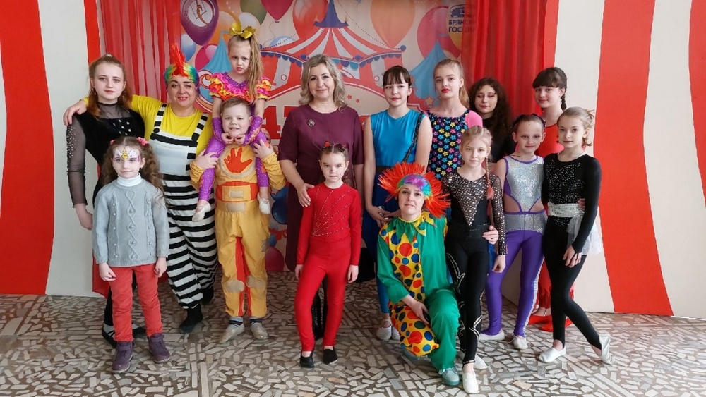 Брянский цирк в день своего рождения организовал праздник для детей