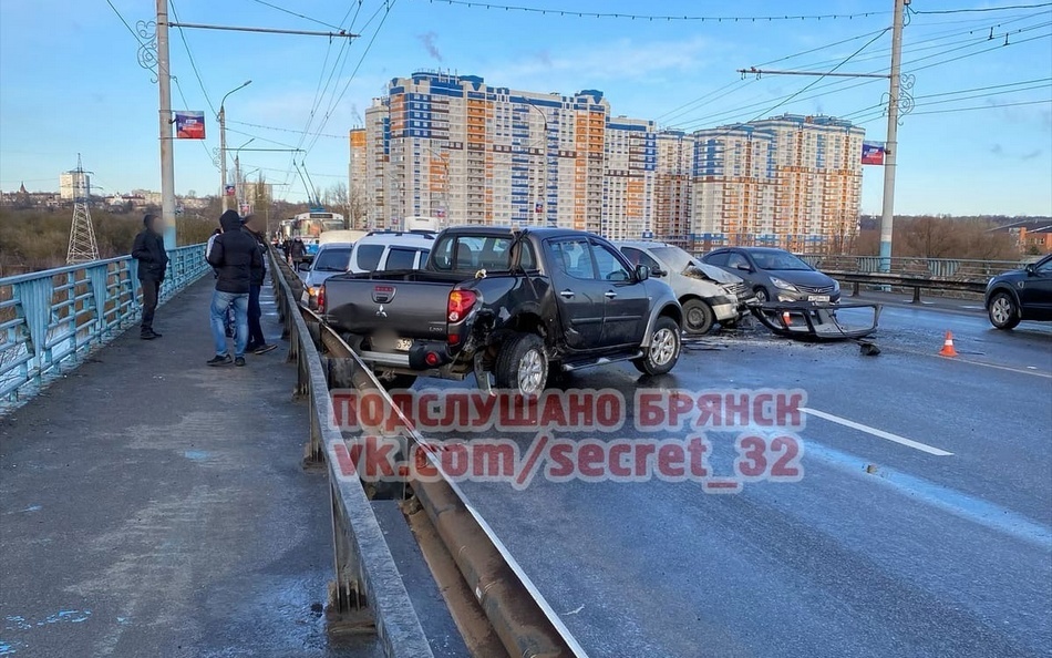 В Брянске в ДТП попали 5 автомобилей и 3 троллейбуса