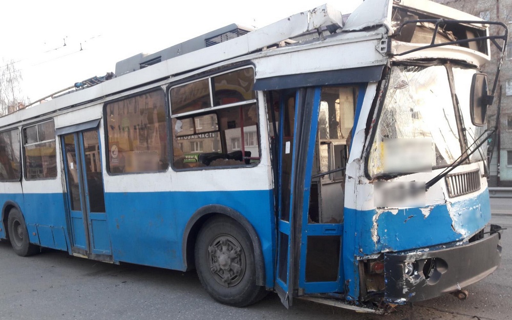 В Брянске водитель троллейбуса врезался в столб и покалечил трех пассажиров