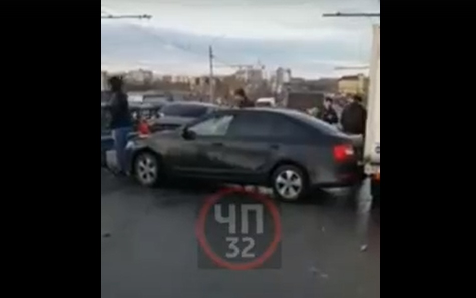 В Брянске случилось массовое ДТП на мосту в Бежице