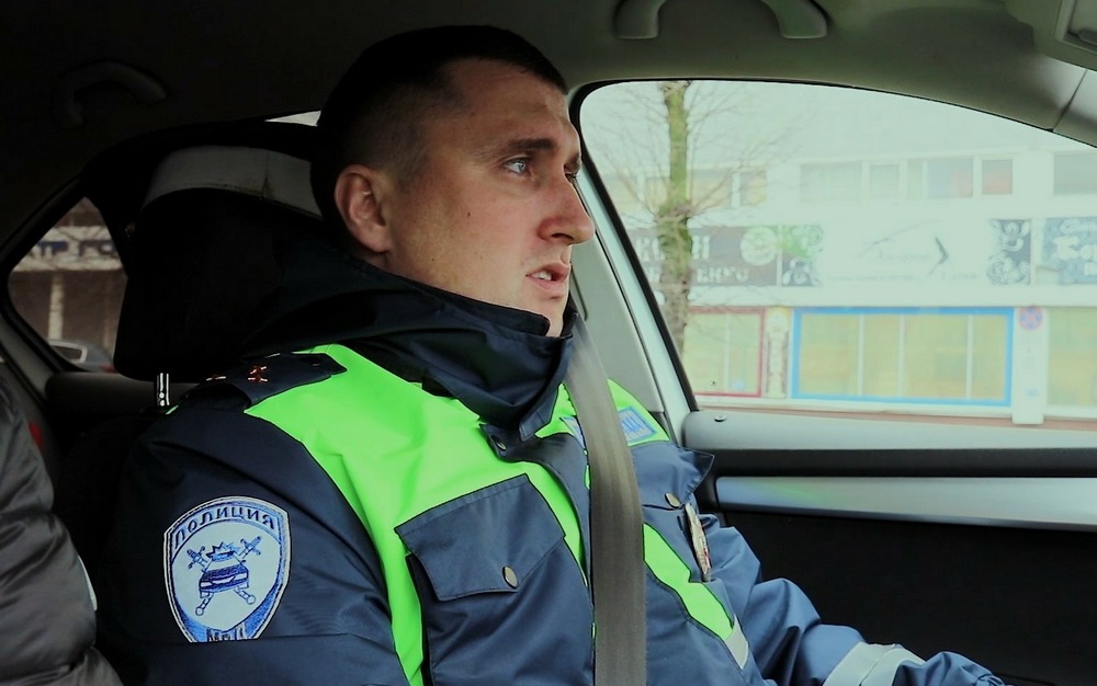 Брянские полицейские спасли таксиста, которого пытались задушить пассажиры