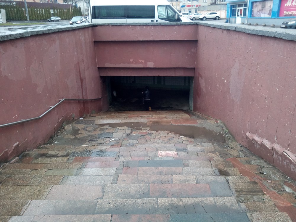 В Брянске продолжает крошиться подземный переход на «Полтиннике»