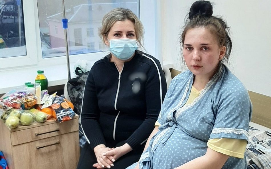 Детский омбудсмен навестила раненую при обстреле Климова беременную женщину