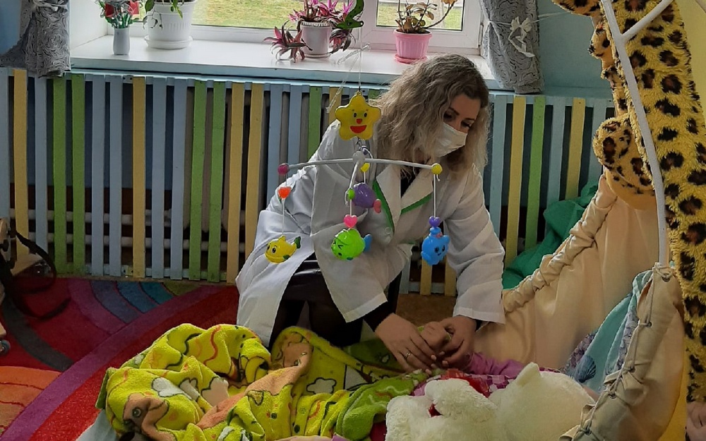 Детский омбудсмен привезла в Дубровский детский дом-интернат памперсы, сладости и скворечники