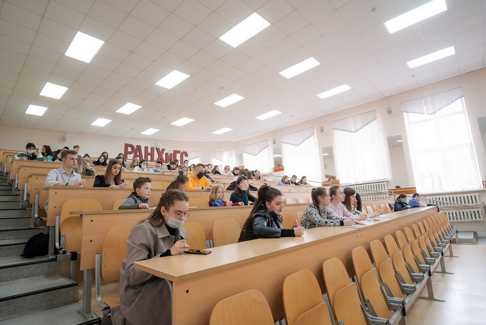 Жители Брянска проверили свои знания на «Тотальном диктанте — 2022»