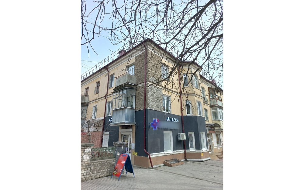 В Брянске на улице Емлютина изуродовали отделкой фасада старый дом