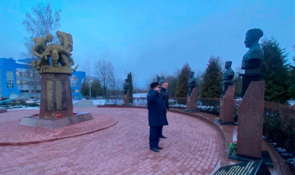 Замкомандующего ВДВ Шевченко посетил в Брянске памятник воинам-десантникам