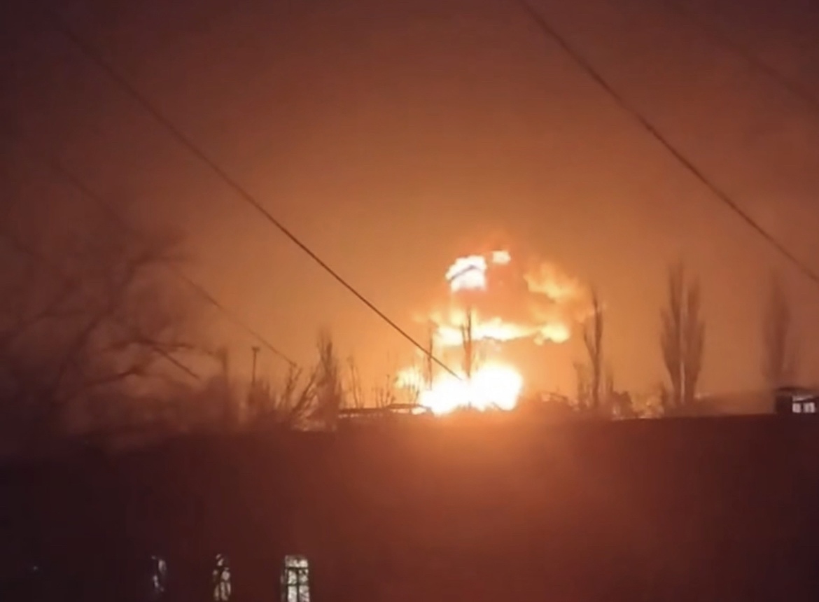 В Брянске в районе нефтебазы "Дружба" произошел крупный пожар