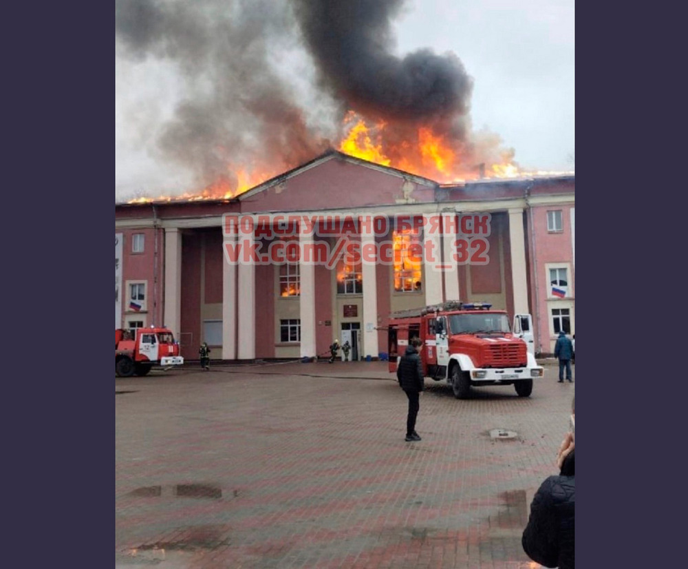 В Брянске в Фокино загорелся дом культуры