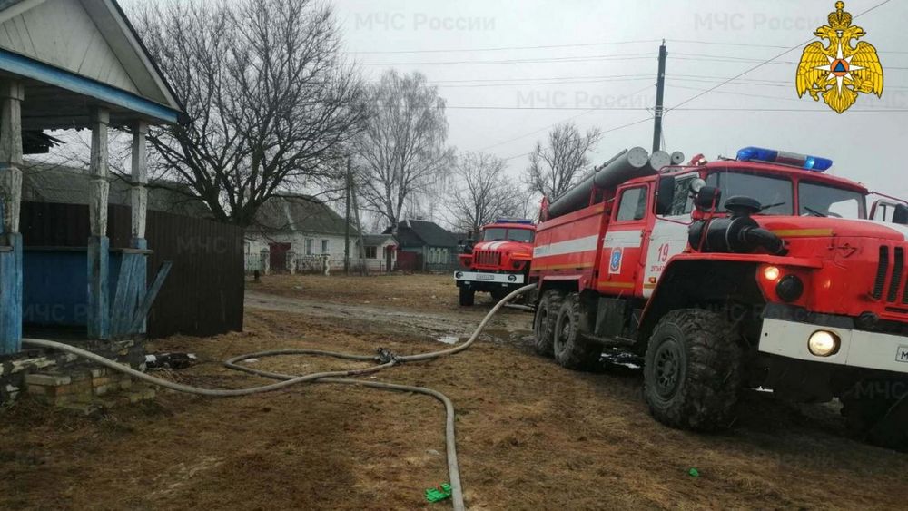 В Брянске поселке Ивот произошло возгорание нежилого дома