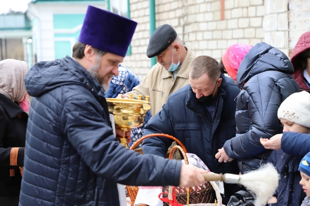 В храмах Клинцов начали освящать куличи