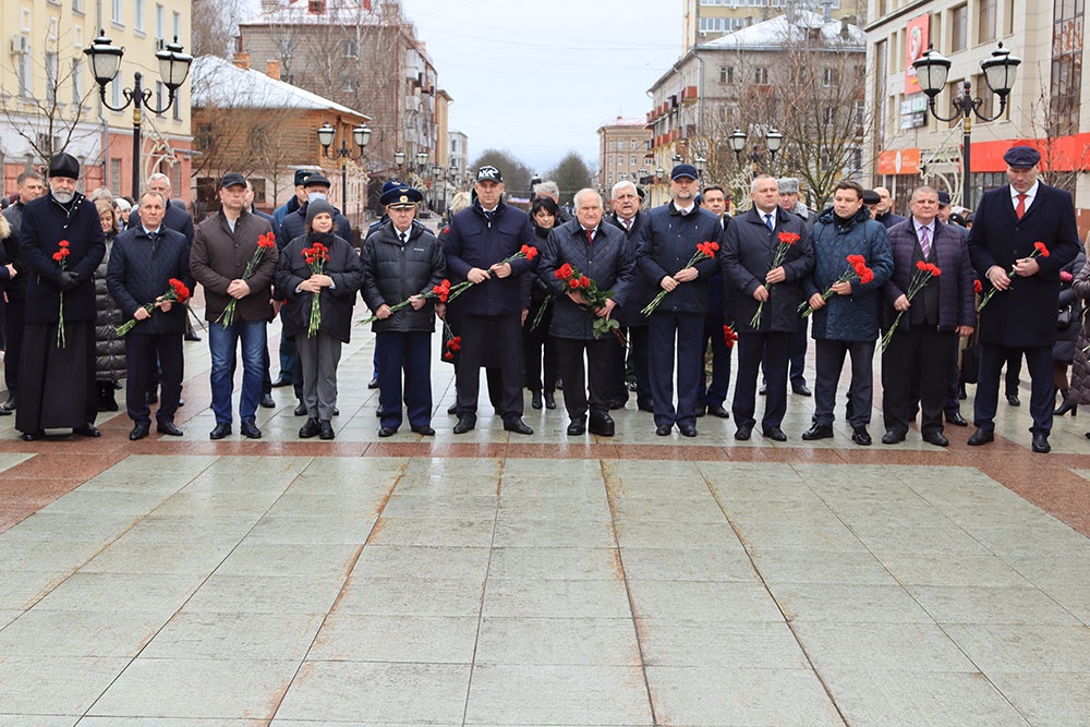 В Брянске возложили цветы к памятнику великому космонавту Юрию Гагарину