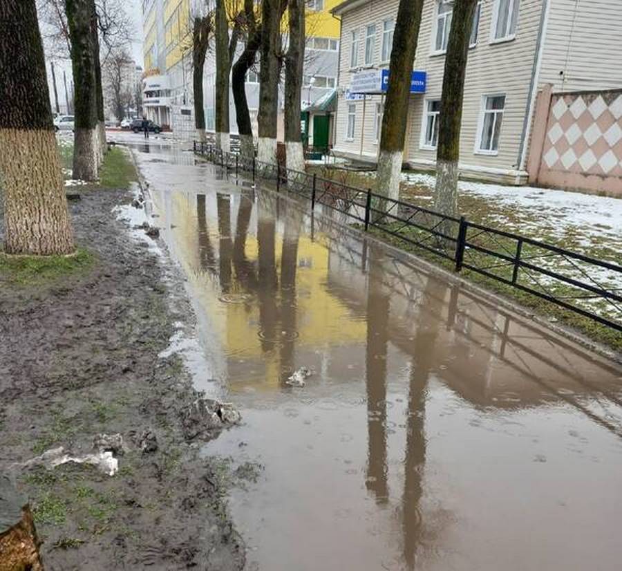 В Советском районе Брянска улица Красноармейская скрылась под водой