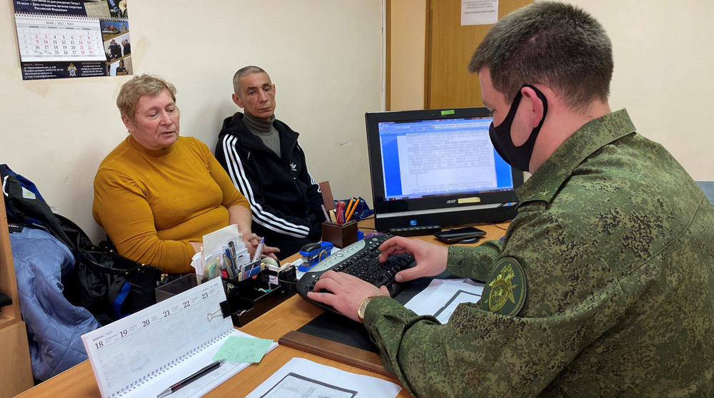 Брянские следователи приобрели одежду сбежавшей от снарядов семье из Донбасса