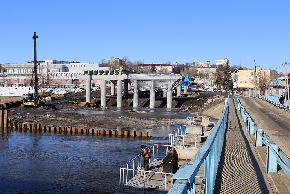 В Брянске на набережной из-за паводка закрыли движение для транспорта по понтонному мосту