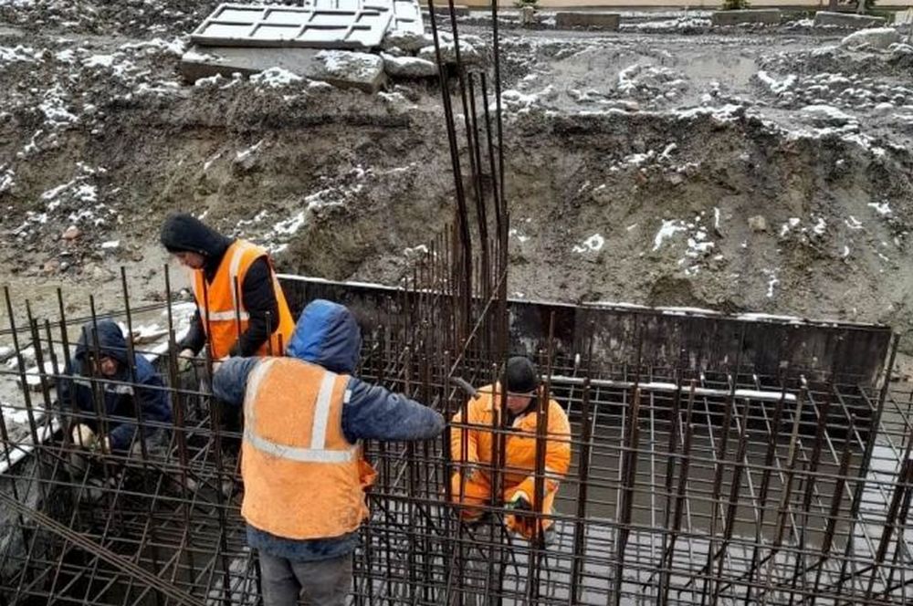 В Брянске паводок не остановил строительство моста на набережной через Десну