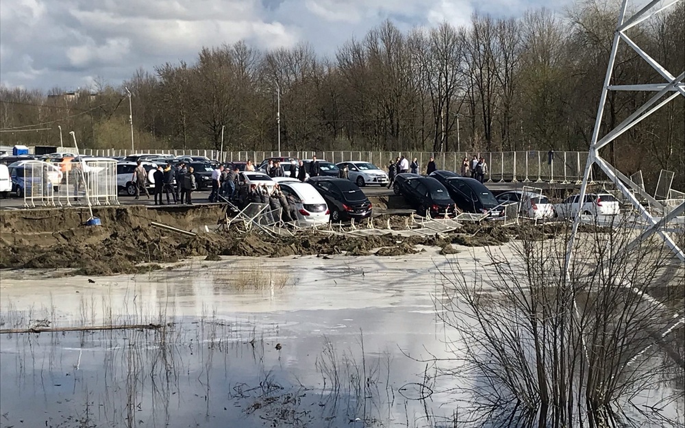 Из-за подмыва грунта со стоянки «БН-Моторс» в Брянске рухнули 6 машин