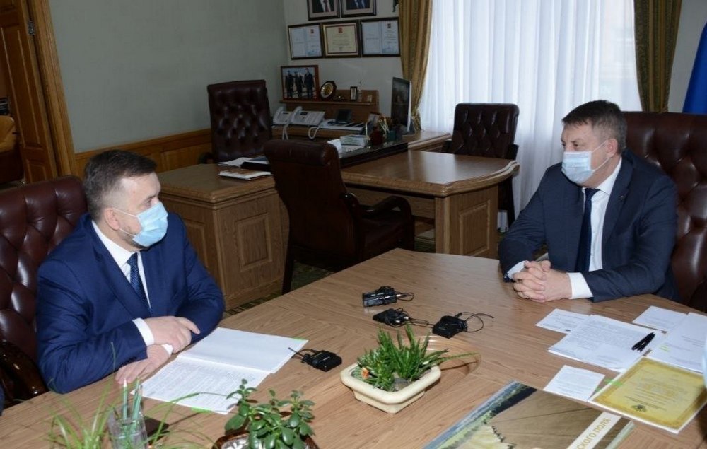 Брянский губернатор обсудил транспортное сотрудничество с начальником МЖД