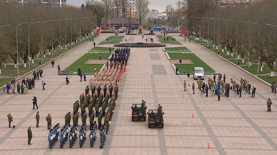 В Брянске на площади Воинской Славы началась подготовка к параду Победы