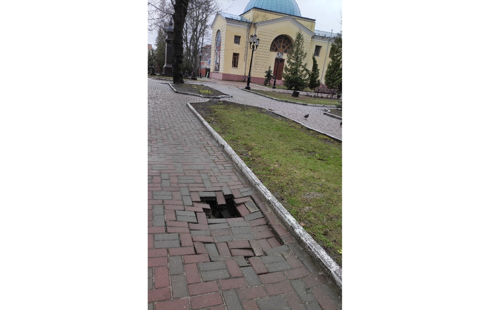 В брянском парке-музее Толстого заметили опасный провал
