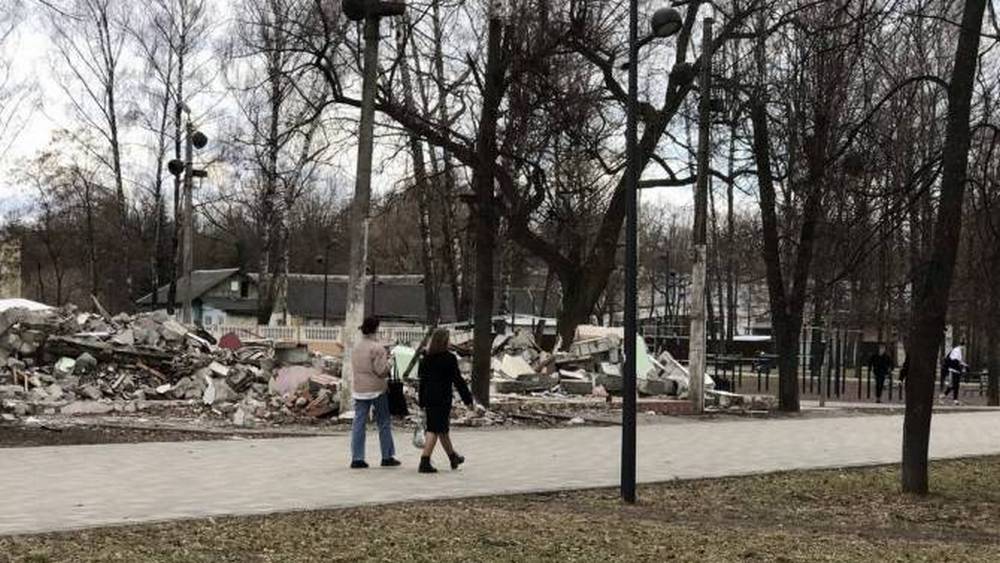 В Бежицком районе Майский парк изуродовали руинами кафе Коломейцева