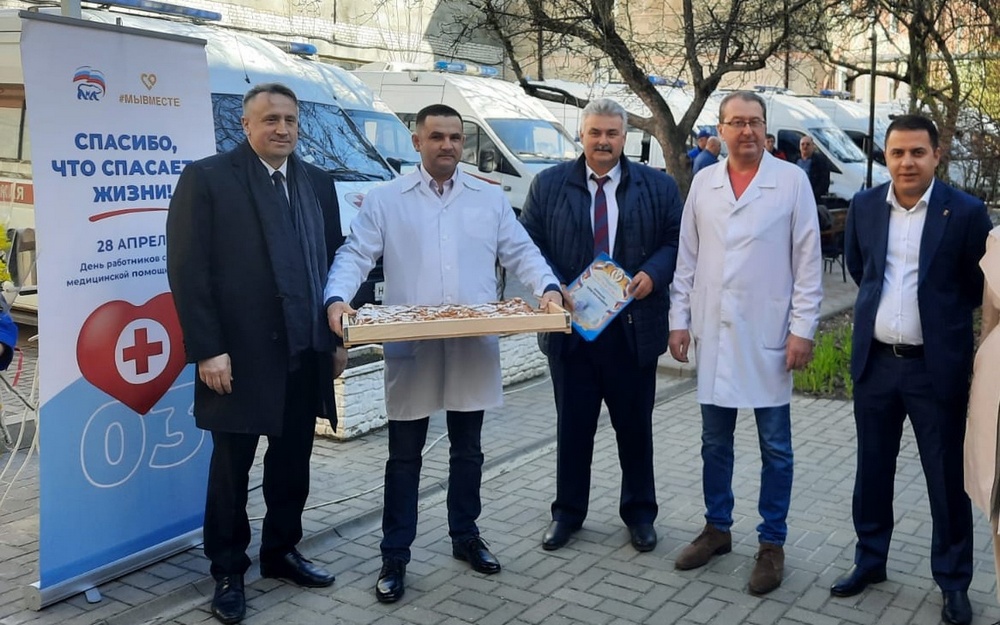 В Брянске для сотрудников скорой помощи испекли метровый пирог