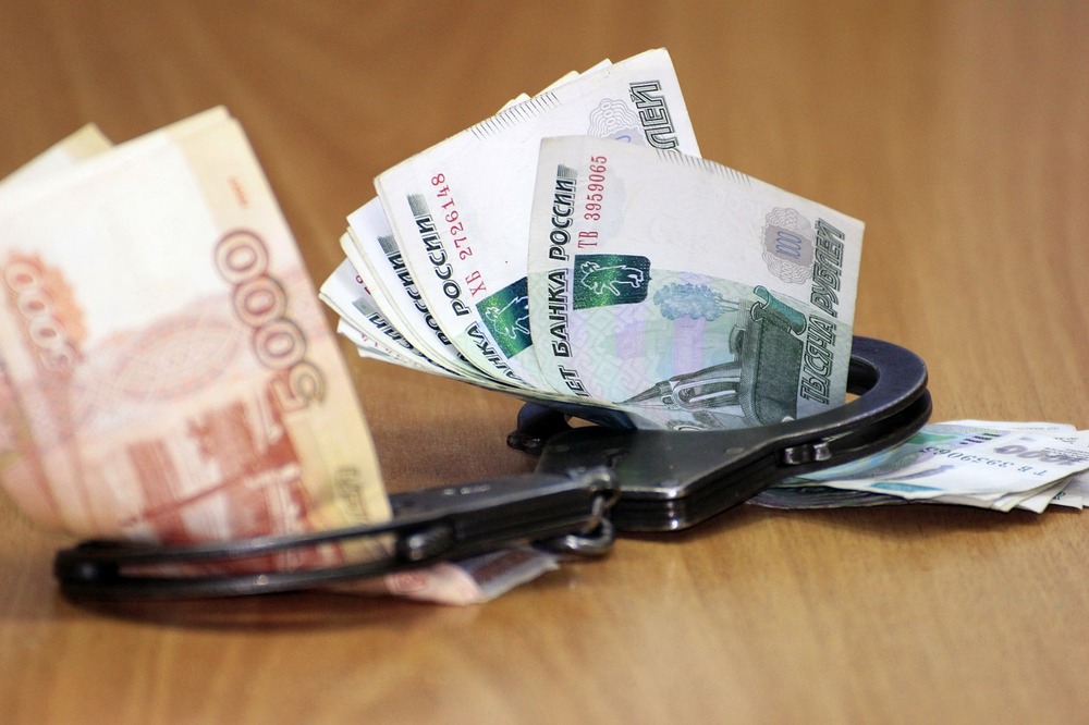 Двое брянцев украли с чужой банковской карты 20 тысяч рублей