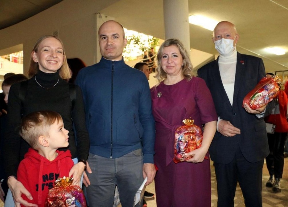 Брянские депутаты передали детям Донбасса сладкие подарки и игрушки